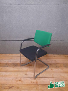 Sledestoel met armleggers, €99,-